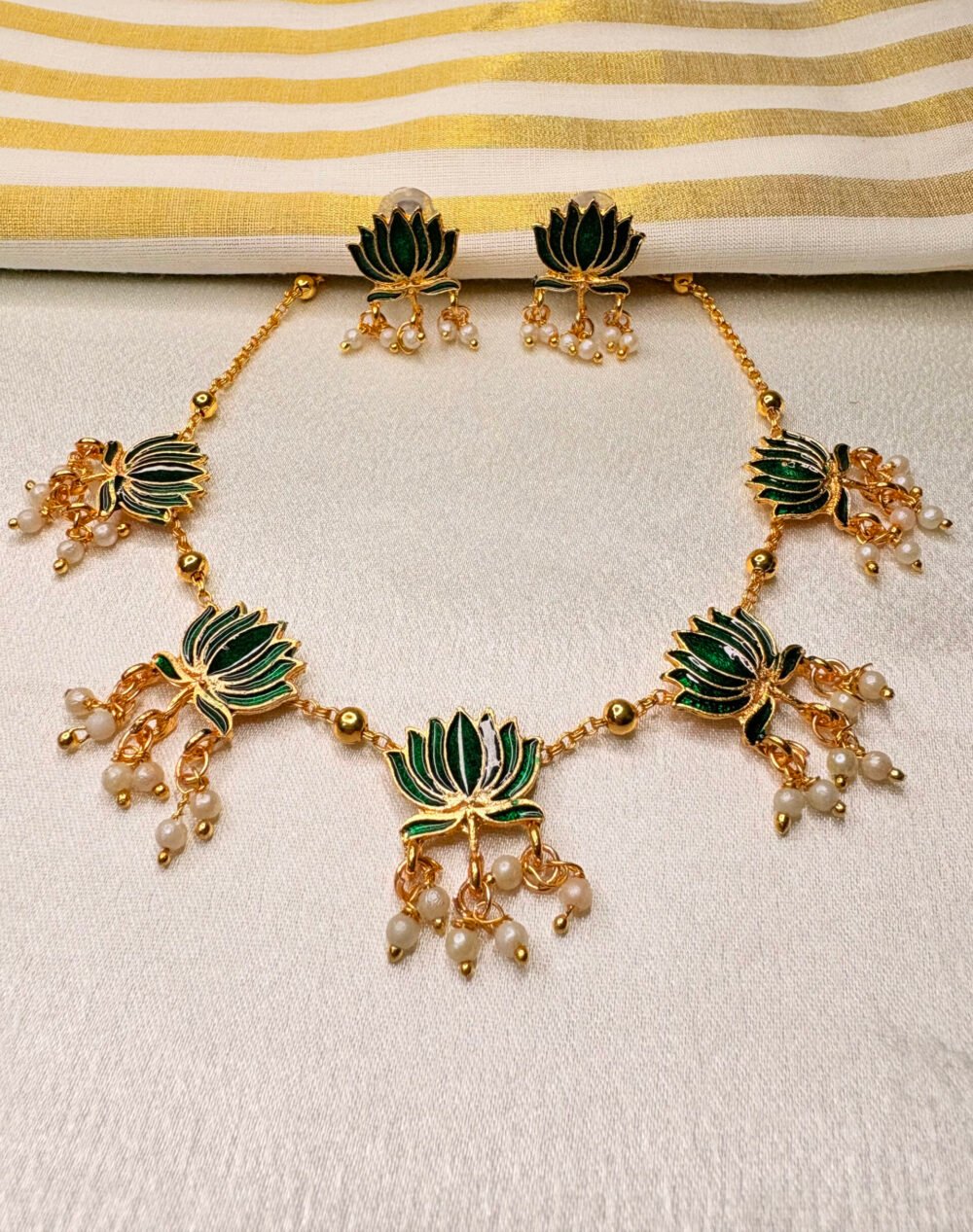 Lotus chocker green- white beads