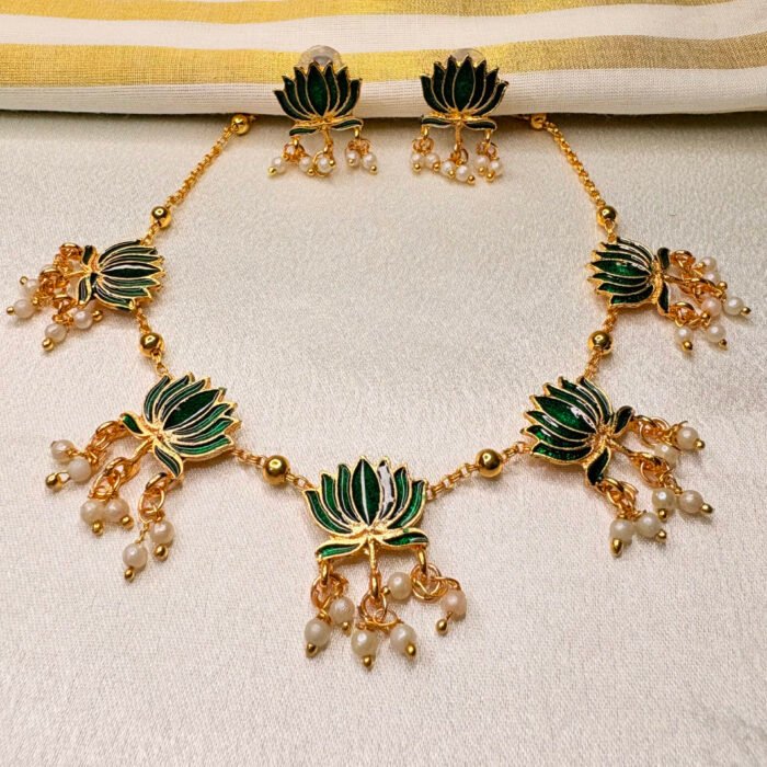 Lotus chocker green- white beads