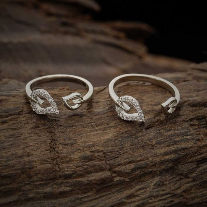 Leaf design adjustable silvertoe ring